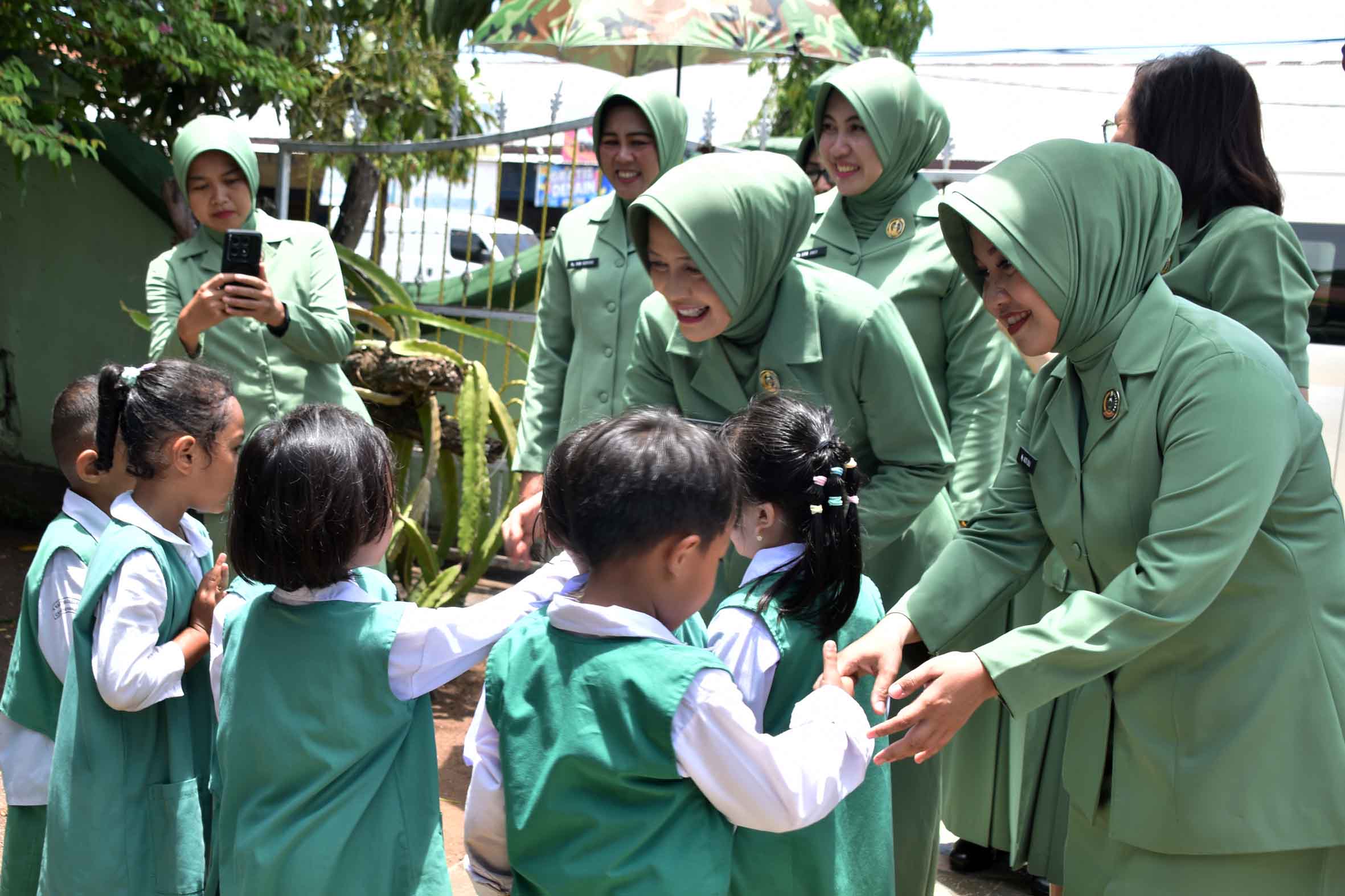 KETUA PERSIT KCK DAERAH XXIV/MANDALA TRIKORA KUNJUNGI TK KARTIKA, POSYANDU MIMOSA, DAN KANTOR PERSIT