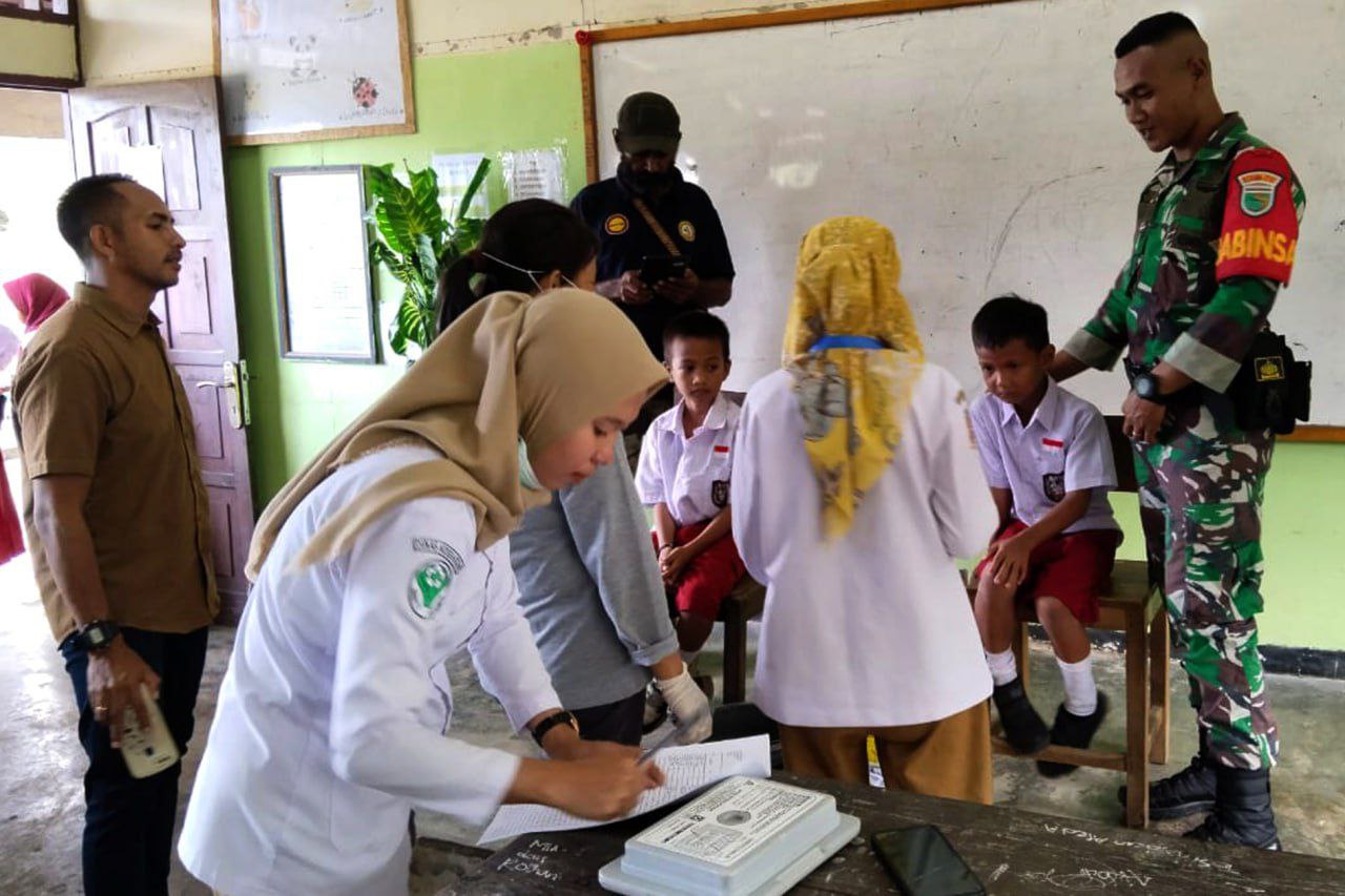 BABINSA SENGGO DAMPINGI KEGIATAN BULAN IMUNISASI ANAK SEKOLAH