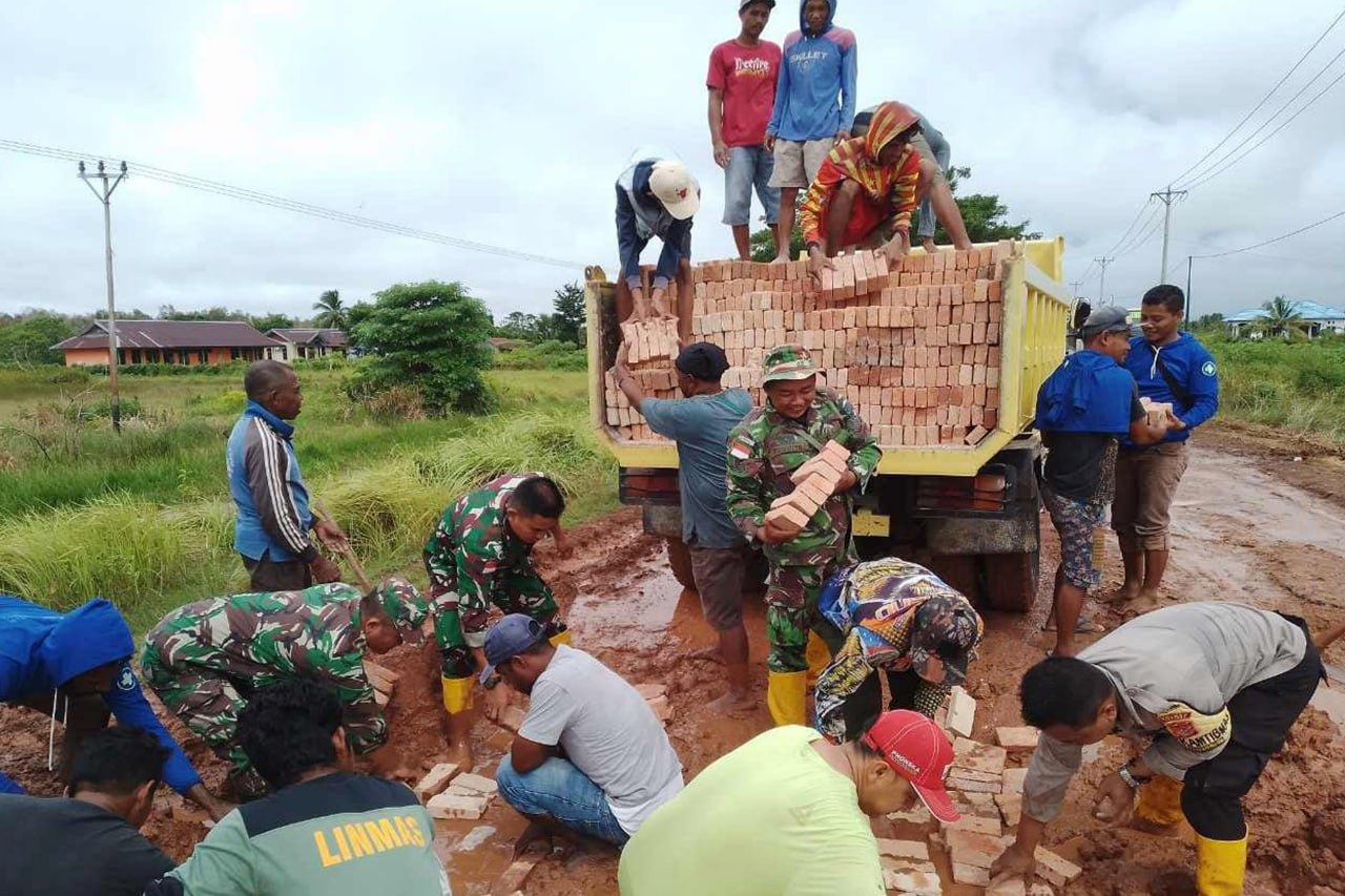 BABINSA POS RAMIL TANAH MIRING BERSAMA MASYARAKAT KEMBALI KERJA BHAKTI PERBAIKI JALAN